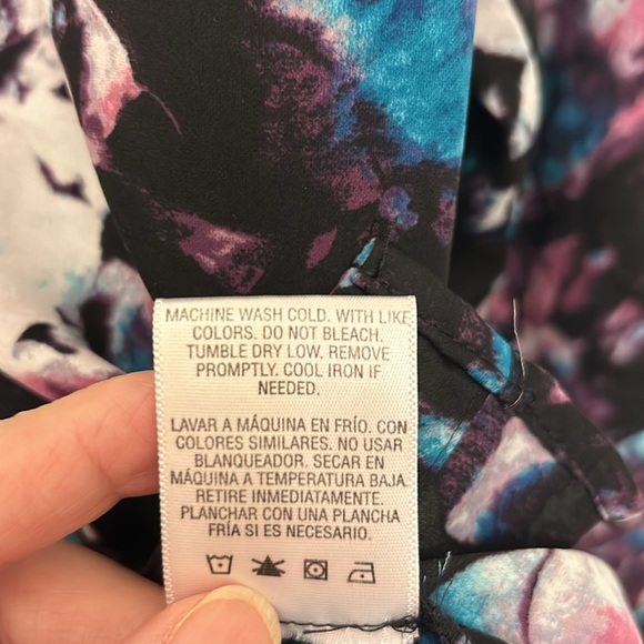 Jaclyn Smith Collection women’s XL Button-down blouse 100% polyester. Purple - Picture 12 of 14